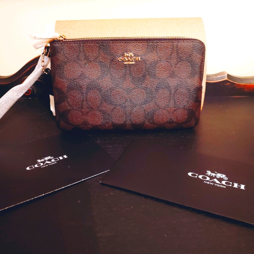 *SOLD*Coach signature Wristlet / Wallet